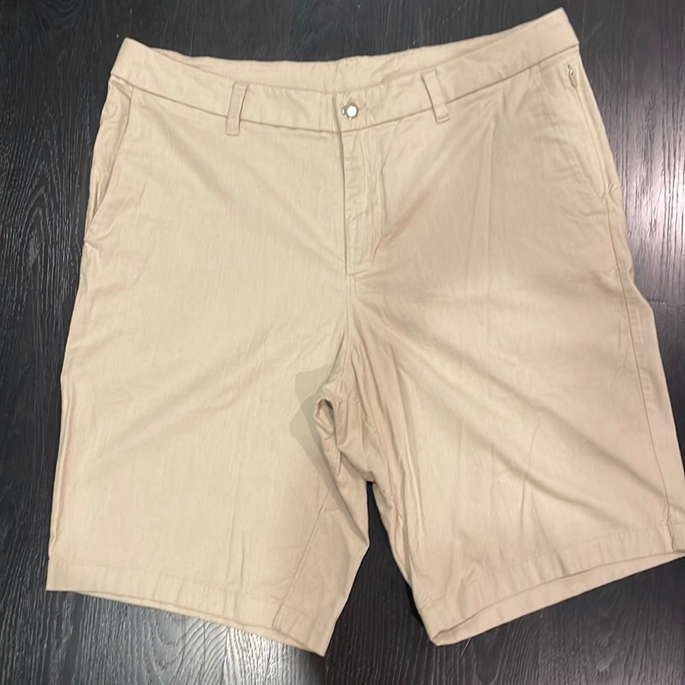 Lululemon men’s khaki shorts in great condition, size XL.